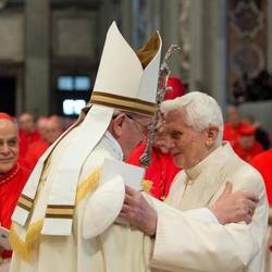 Il Papa emerito Benedetto XVI partecipa al Concistoro in San Pietro Il Papa emerito Benedetto XVI partecipa al Concistoro in San Pietro