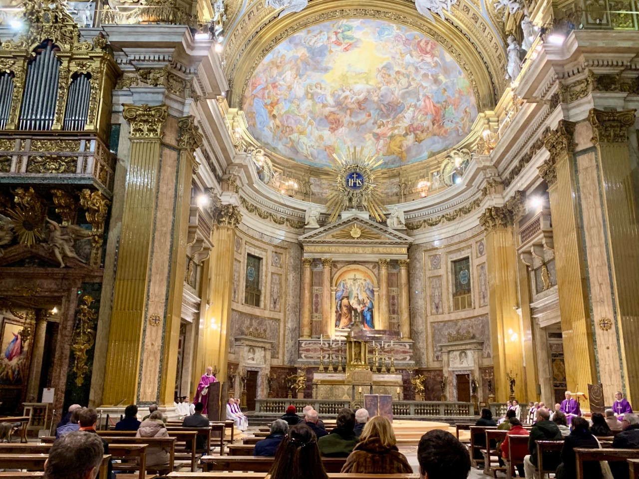 La messa per Benedetto XVI nella Chiesa del Gesù