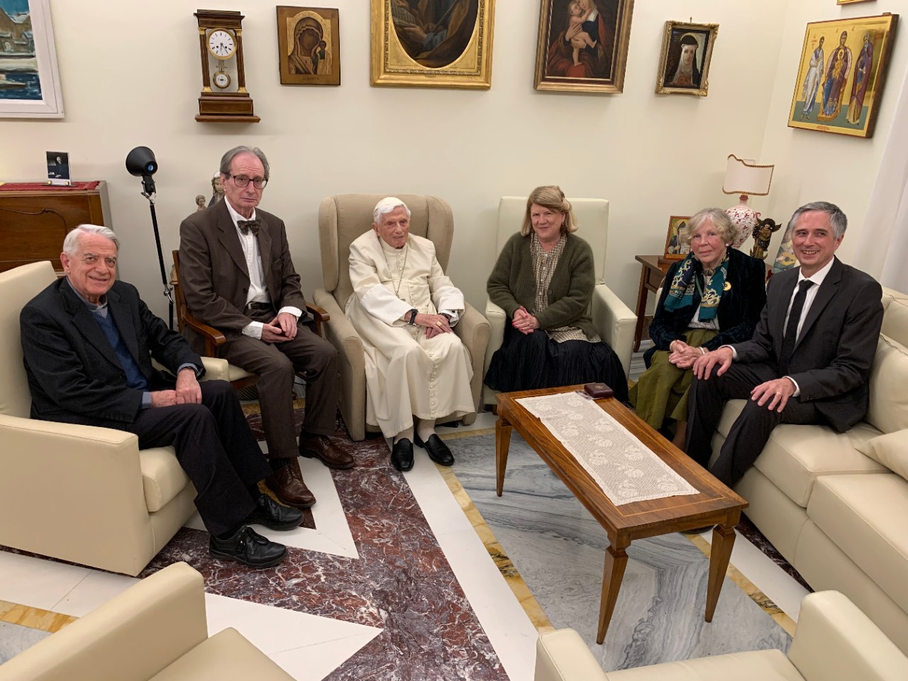 EL PAPA EMÉRITO BENEDICTO XVI RECIBIÓ A LAS PERSONALIDADES GALARDONADAS CON EL PREMIO RATZINGER EN 2020 Y 2021