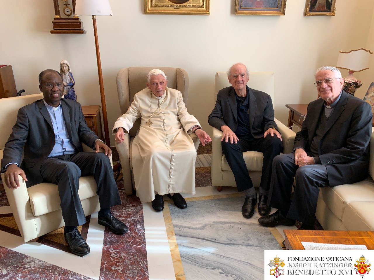 BENEDICTO XVI RECIBE LA VISITA DE CHARLES TAYLOR Y PAUL BÉRÉ, GANADORES DEL PREMIO RATZINGER 2019