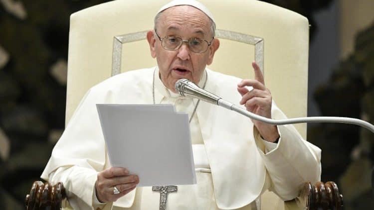 L'appello di Papa Francesco a pregare per la salute di Benedetto XVI