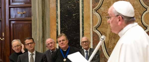 Papst Franziskus wird persönlich an Inos Biffi Ioannis Kourempeles und den Preis 2016 Ratzinger übergeben