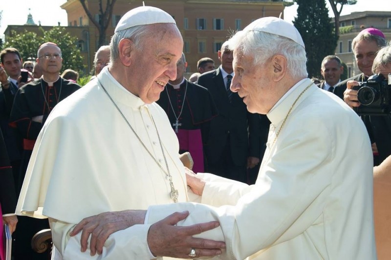 Papst Franziskus zitiert Benedikt bei seinem Besuch der Peripherie-Pfarre Santa Maria Josefa del Cuore di Gesu.