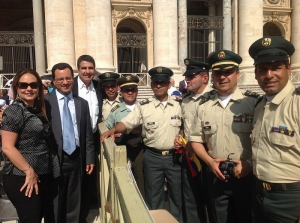 Policias Col liberados. Saludo a Benedicto - Copia