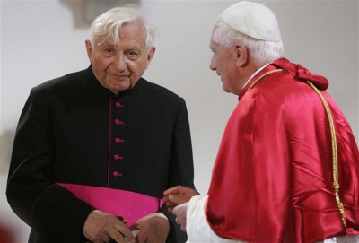 mons. ratzinger e papaBXVI