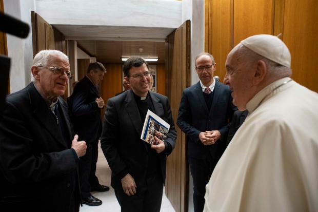 Papa Francesco con Padre Federico Lombardi, con i Premiati del Premio Ratzinger